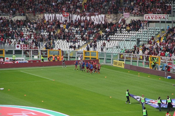  都灵德比战平双方球迷不满  